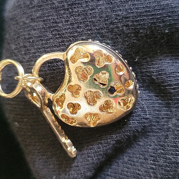 Goldtone Key 2 my heart necklace with pendant - Picture 4 of 10
